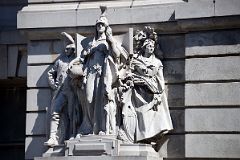 09-3 New York Surrogates Court Main Entrance Statue New York in Revolutionary Times By Philip Martiny In New York Financial District.jpg